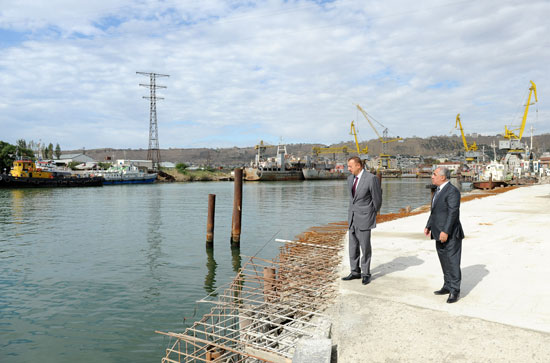 President Ilham Aliyev examines construction progress in 2-4 km section of Baku-Alat highway (PHOTO)